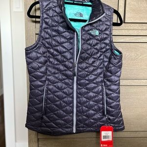 NWT The North Face Women’s Medium Thermoball Vest in color greystone blue.